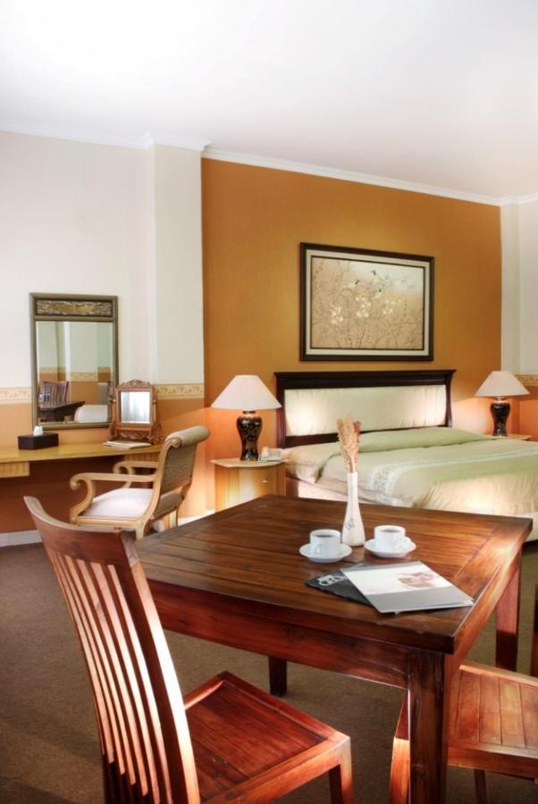 Rayz Hotel Malang Exterior foto
